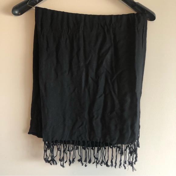 Lovely Little Black Fringed Scarf/Wrap to go under your jacket or with your LBD - Picture 3 of 7